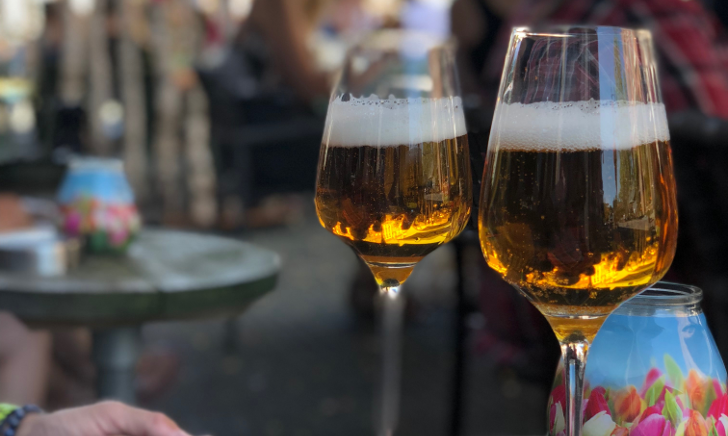 Twee bierglazen op tafel op een terras