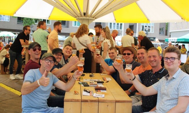 Mensen aan tafel proosten tijdens Bier Preuvenement Zevenaar