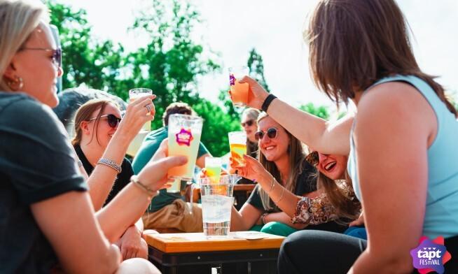 Dames proosten tijdens het TAPT Festival