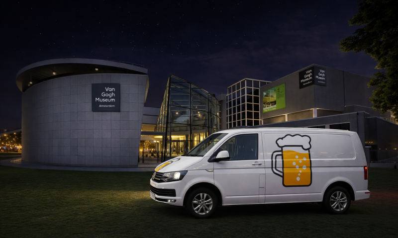 Bestelbusje met bierglasillustratie voor het Van Gogh Museum in de avond.