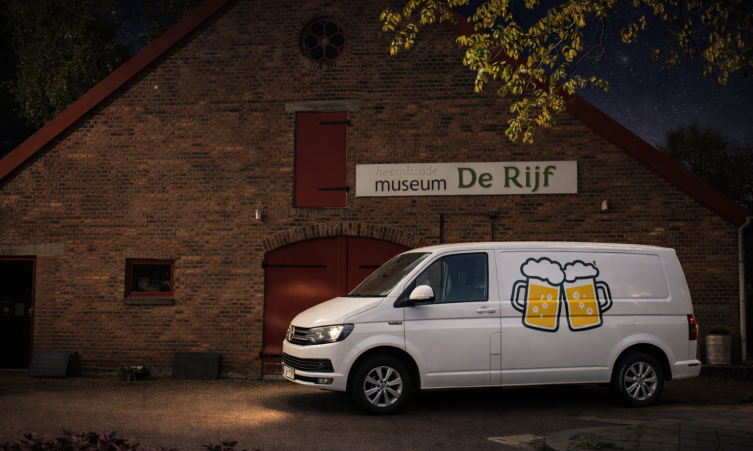 Een bestickerde bestelbus voor een bakstenen gebouw met de naam 'De Rijf'.