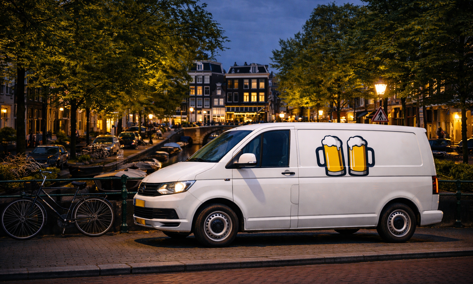 Witte bestelwagen met bierlogo's geparkeerd langs een gracht in Amsterdam bij schemering.