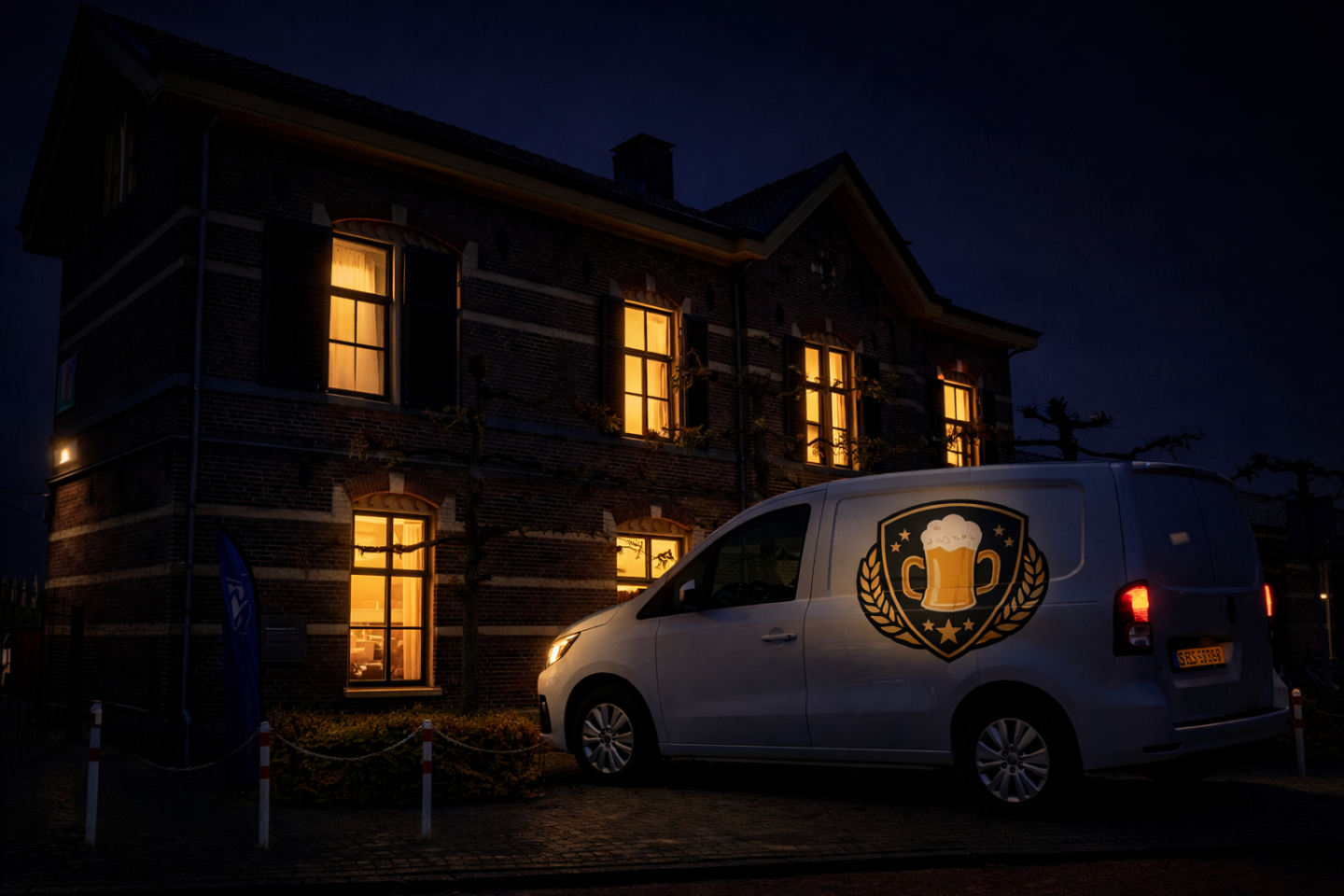 Bestelbus met logo voor een verlicht historisch gebouw tijdens nacht.