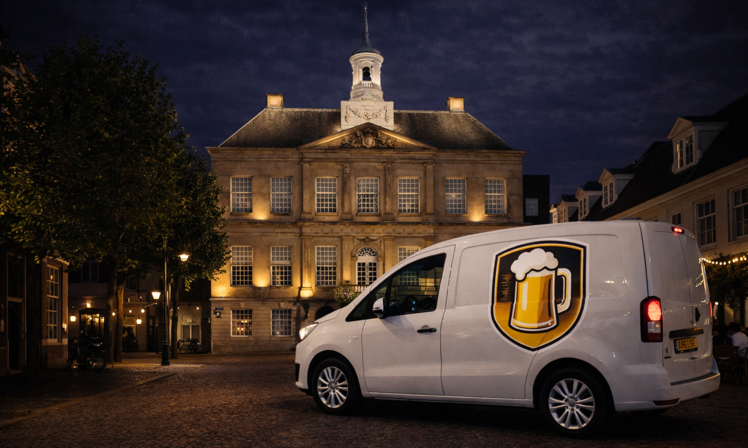 Witte bestelwagen met bierglaslogo voor verlicht monumentaal gebouw in de avond.