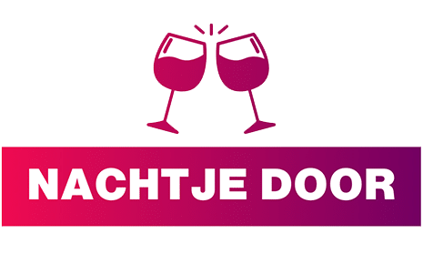 Twee proostende wijnglazen boven tekst 'Nachtje Door'.
