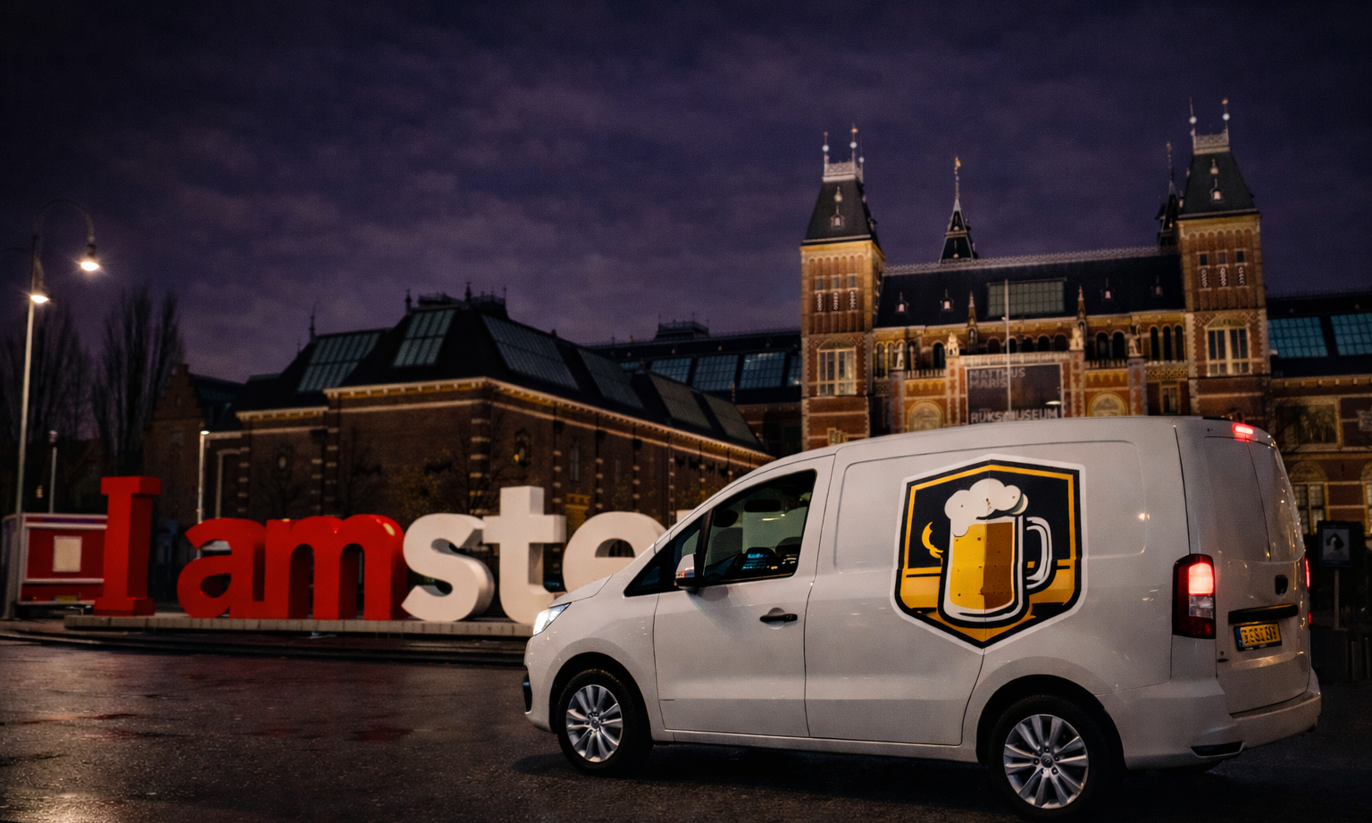Busje met biersymbool geparkeerd voor het Rijksmuseum bij nacht.