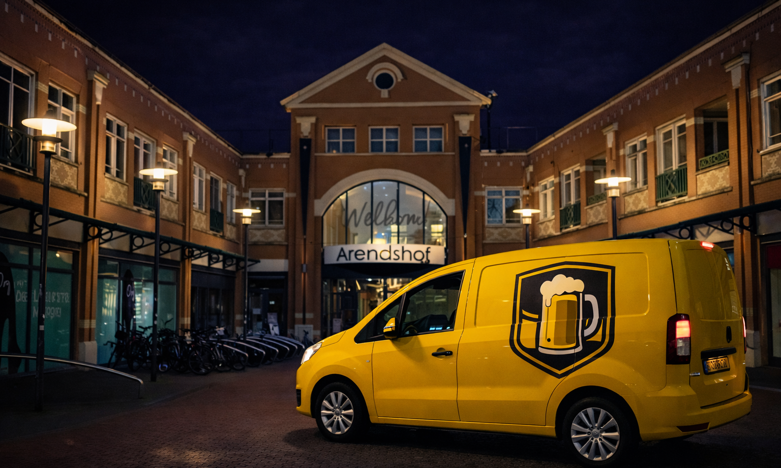 Gele bestelwagen met bierglaslogo voor Arendshof winkelcentrum in de nacht.