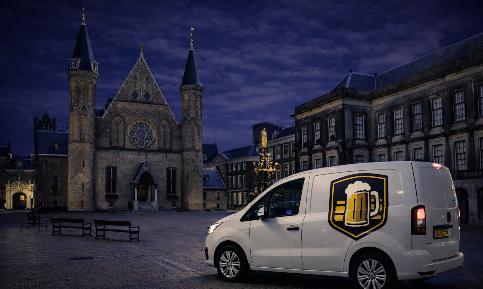 Wit busje met bierlogo voor historisch gebouw in avondlicht.