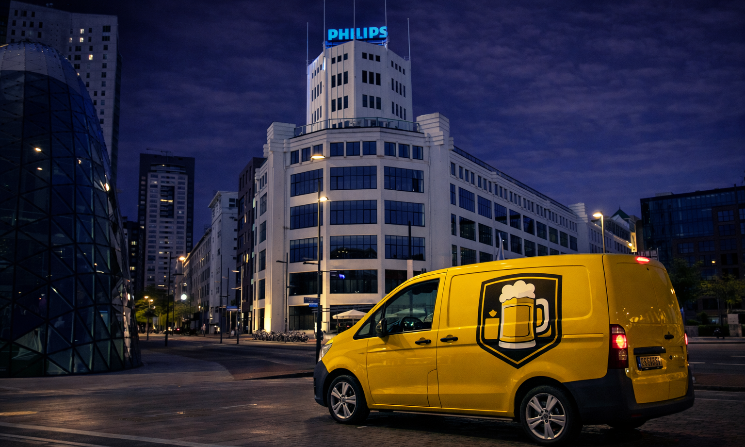 Gele bestelwagen met bierglaslogo geparkeerd voor iconisch gebouw in de avond.