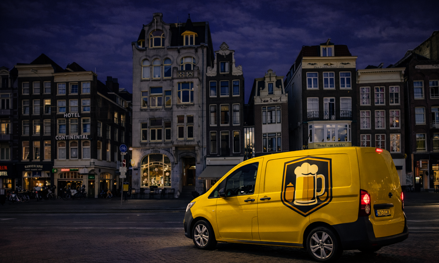 Gele bestelwagen met bierlogo voor historische gebouwen in de avond.