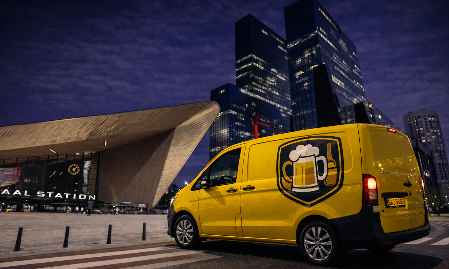 Geel busje met bierglas logo geparkeerd voor modern gebouw Centraal Station bij avondlicht.