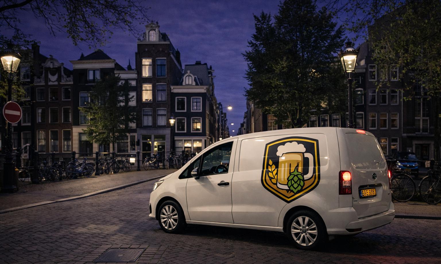 Witte bestelwagen met bierlogo parkeert op straat in Amsterdam bij schemering.
