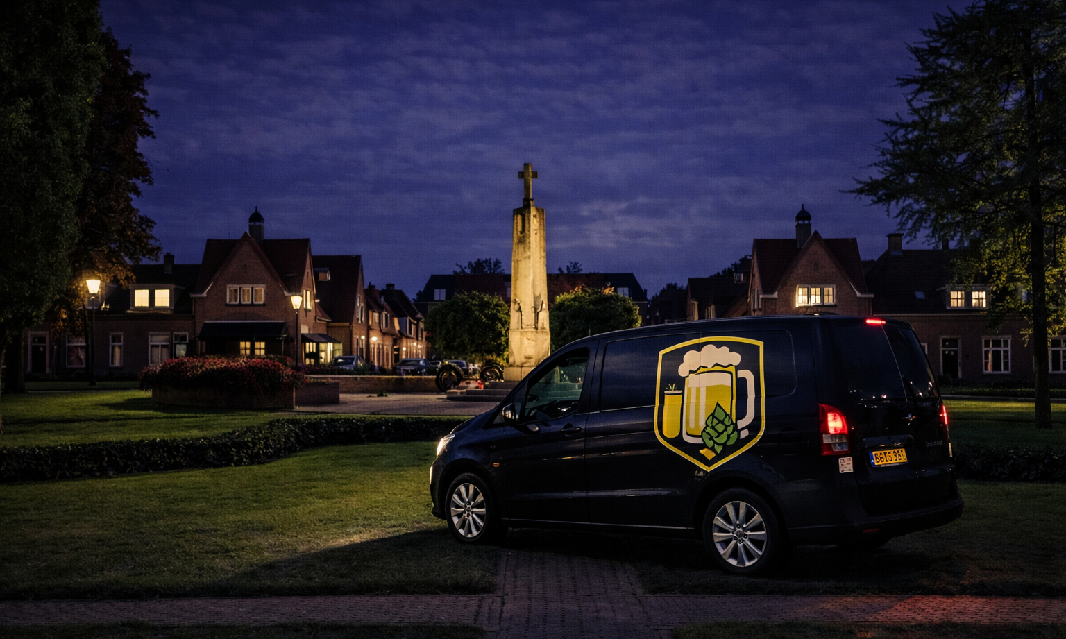 Auto met biersymbool geparkeerd bij plein met monument en huizen in de avond.