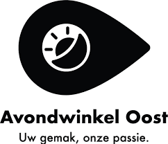 Logo van Avondwinkel Oost met een oog en klok symbool.