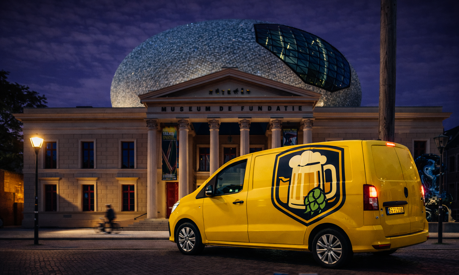 Gele bestelwagen met bierlogo geparkeerd voor het Museum de Fundatie bij avondlicht.