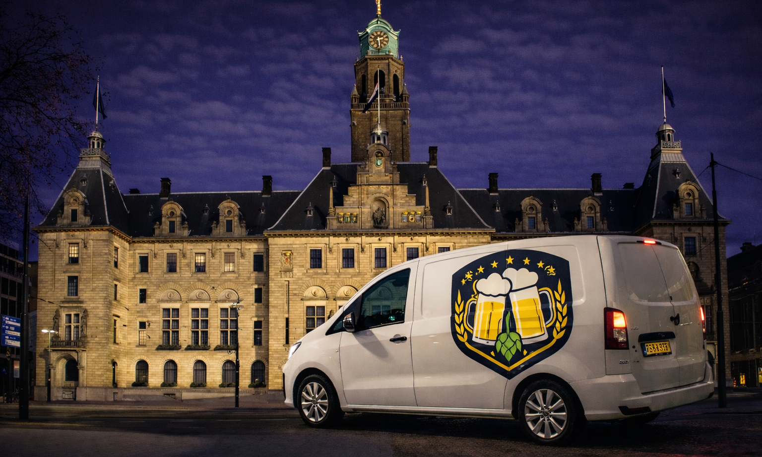 Een witte bestelbus met OOM'S SLIJTERIJ logo voor een verlicht historisch gebouw.