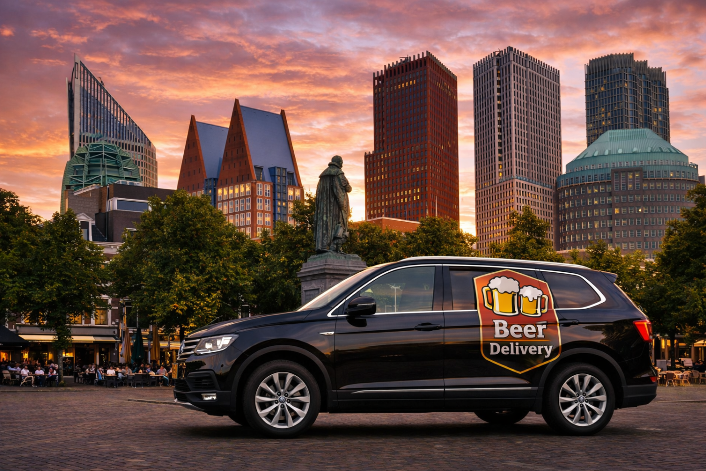 Zwart bestelbusje met 'Beer Delivery' tegen een stadsachtergrond bij zonsondergang.
