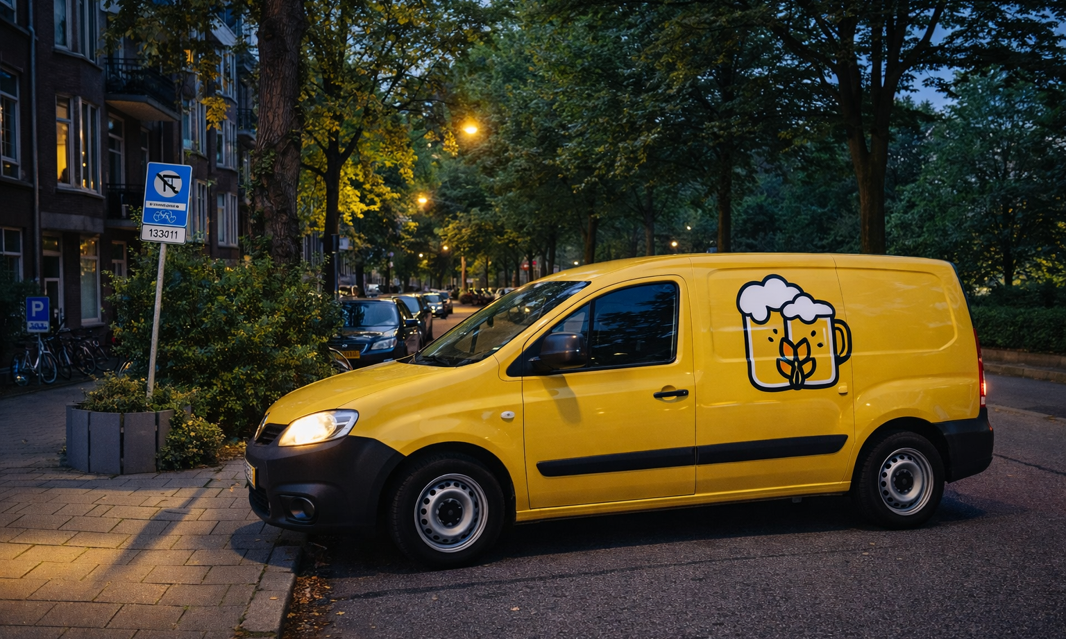 Gele bestelbus met bierglas logo geparkeerd langs een straat in de avond.
