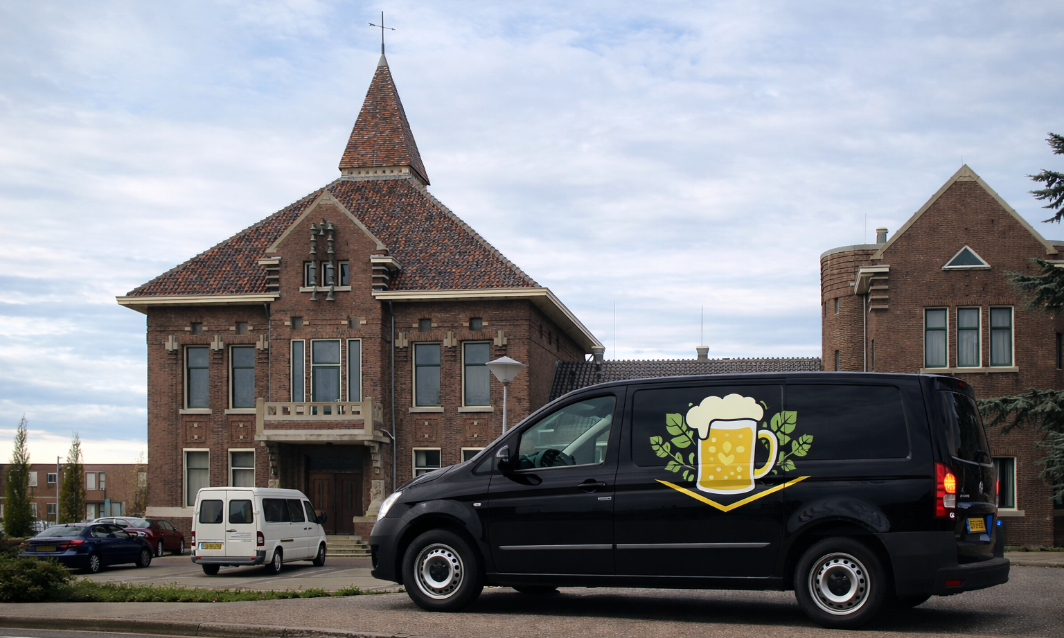 Bakstenen gebouw met een zwarte bestelwagen met bierlogo aan de voorkant.