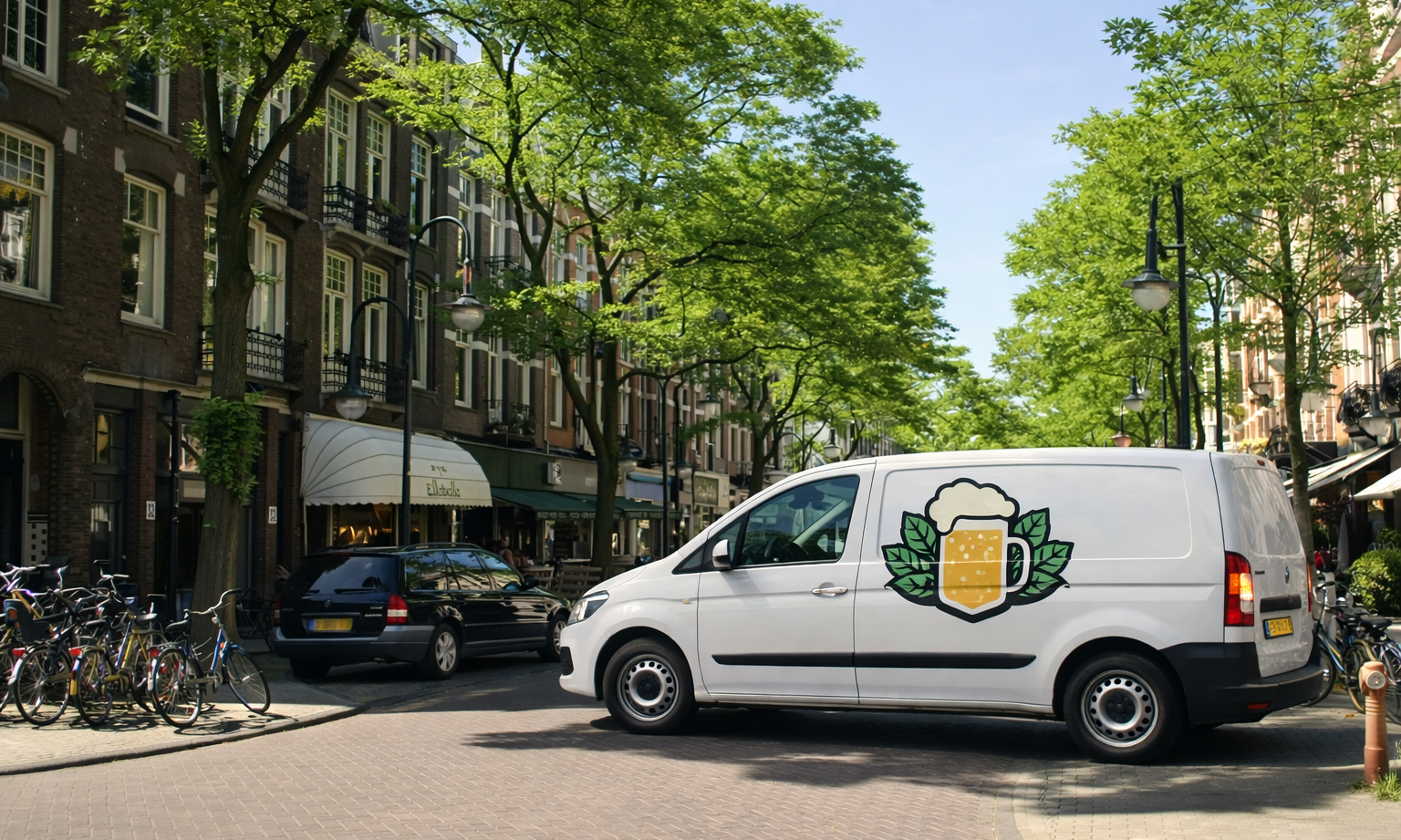 Wit bestelbusje met bierglaslogo rijdt door een groene stadsstraat.