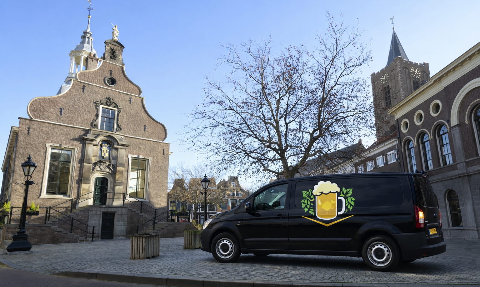 Historisch gebouw met trap en bestelbusje met bierglaslogo ervoor.
