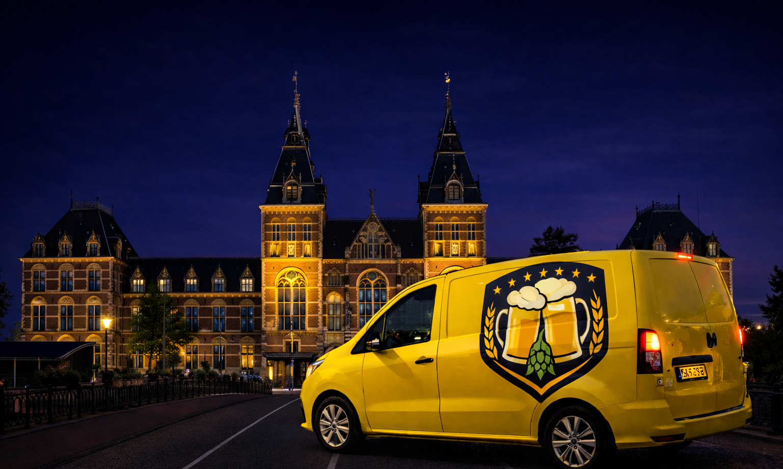 Geel bestelbusje met bierlogo voor verlicht historisch gebouw.