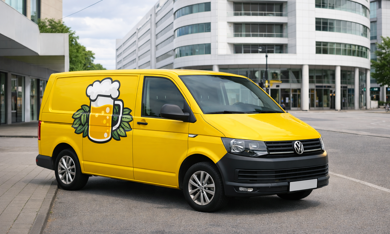 Gele bestelwagen met bierglas illustratie geparkeerd in stedelijke omgeving.