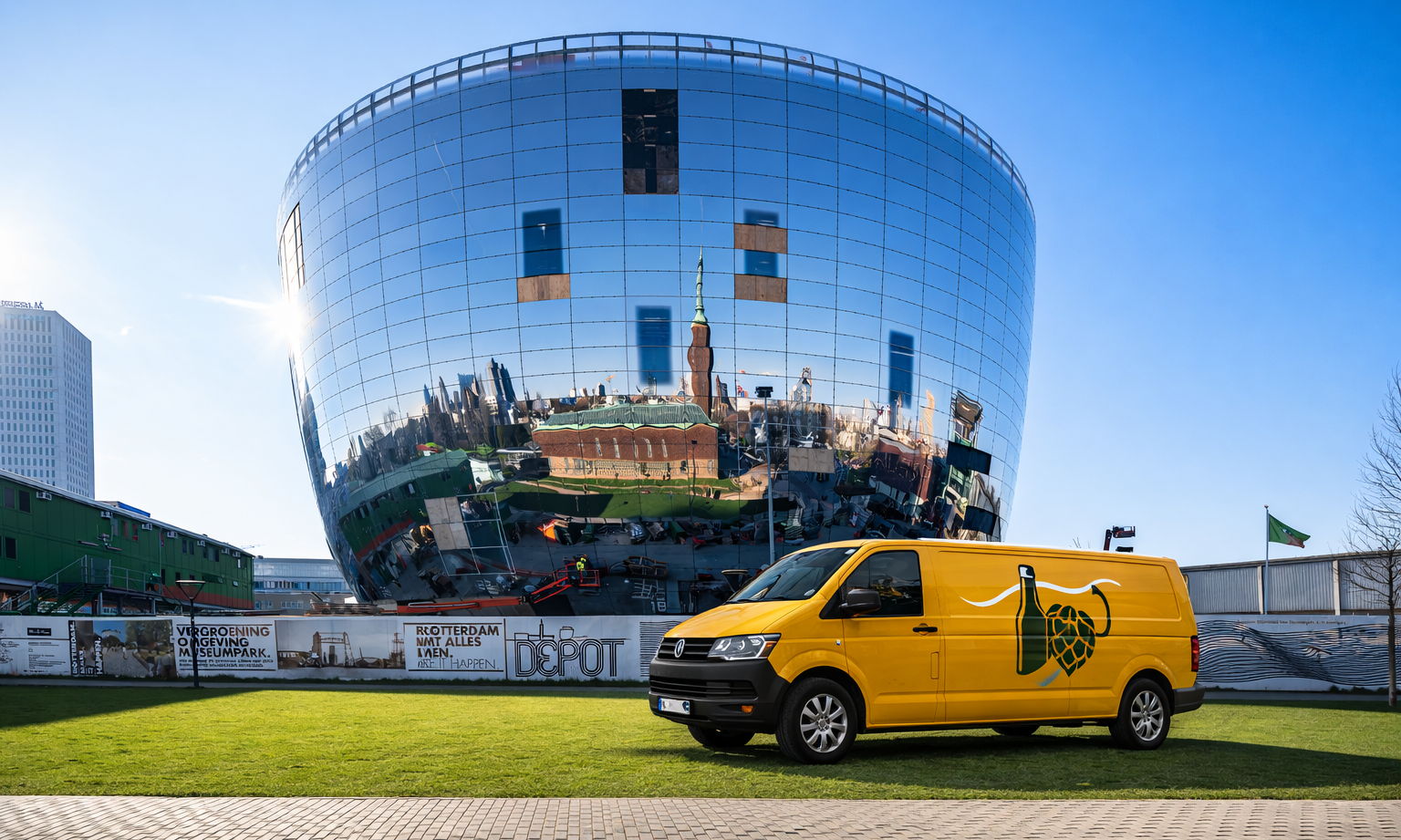 Gele bestelwagen voor spiegelend gebouw met skyline reflectie op zonnige dag.