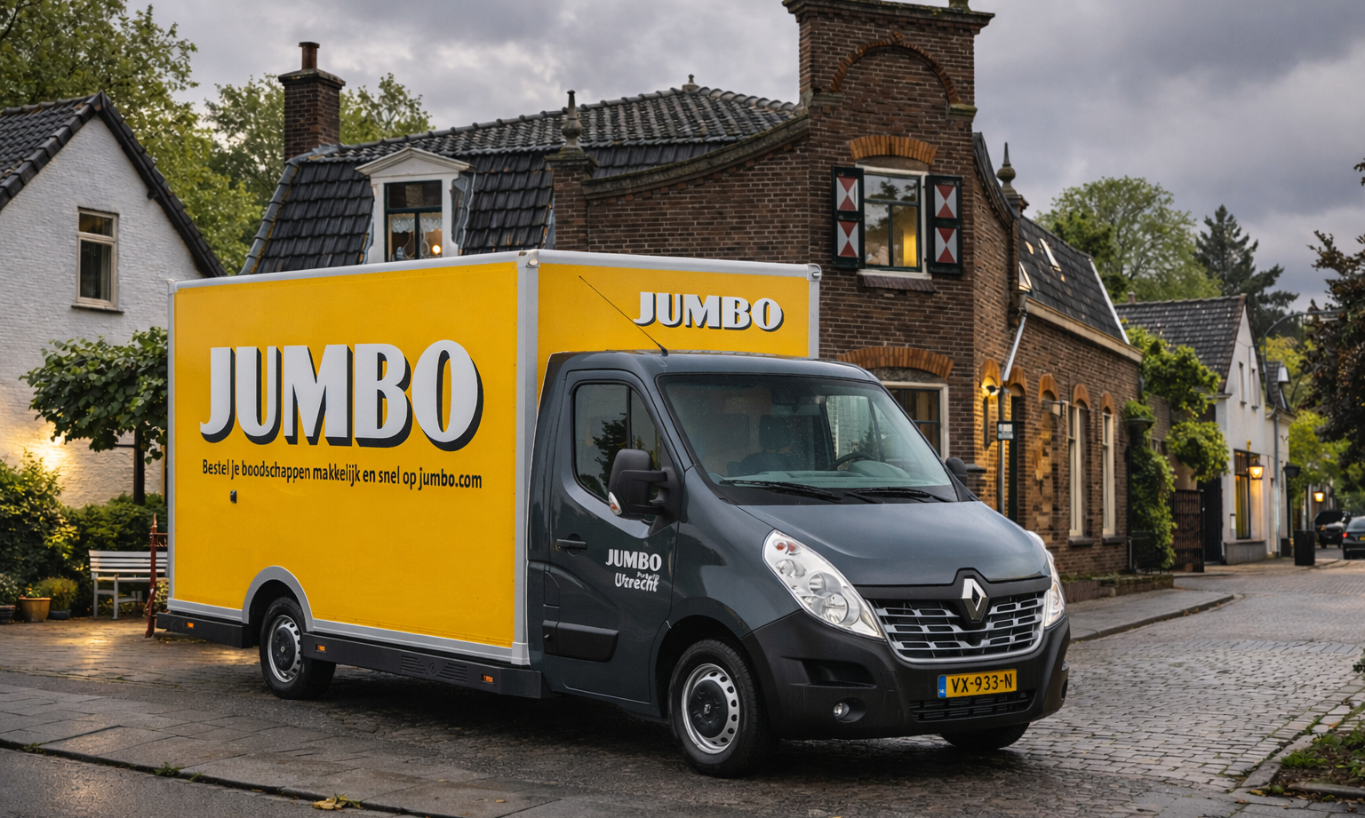Een Jumbo bezorgbus geparkeerd voor een charmant, oud bakstenen gebouw.