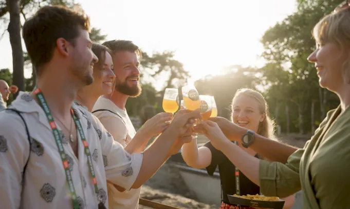 Mensen proosten tijdens Brew@theZoo bierfestival