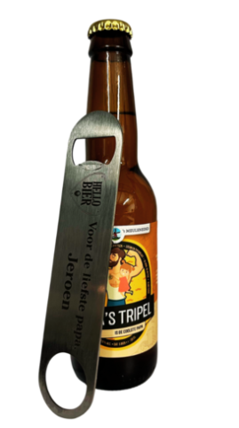 Gepersonaliseerde bieropener staat tegen een biertje