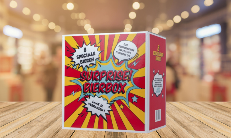 Surprise biercadeau gevuld met 8 bieren op een houten tafel