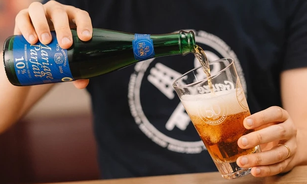 Persoon schenkt Boon Mariage Parfait 10 bier in een glas.