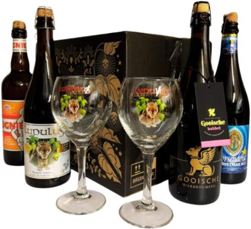 Proost bierpakket met vier bierflessen, twee glazen en een decoratieve doos.
