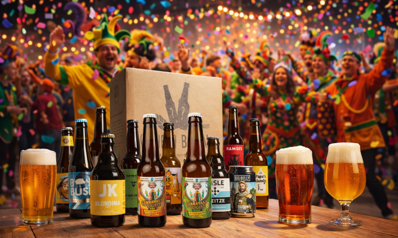 Bierpakket met flesjes en glazen bier voor een feestelijke menigte in carnavalskostuums.