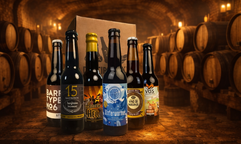 Zes flesjes bier uit het Barrel Aged Mystery bierpakket met een kartonnen doos op de achtergrond.