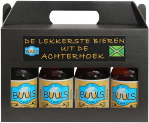 Vier flesjes Buuls bier in een zwart kartonnen draagverpakking met tekst over Achterhoek.