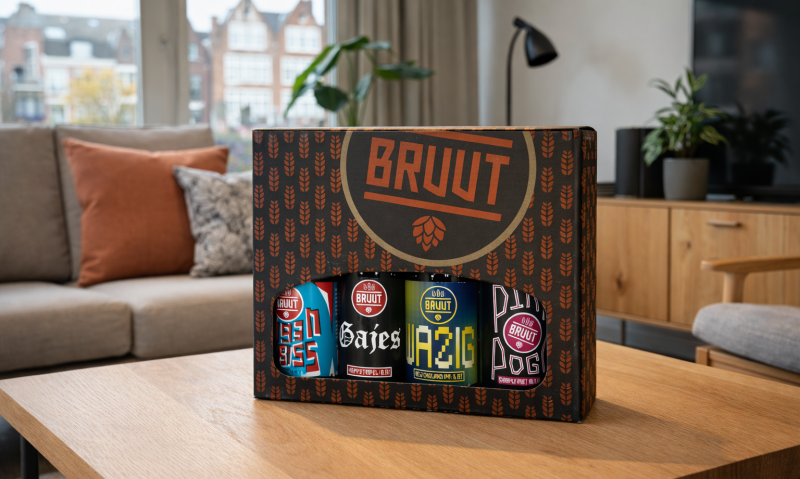 Bruut biercadeau met vier blikjes bier op een houten tafel in een moderne woonkamer.