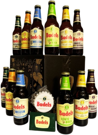 Een selectie van Budels bieren in flessen met sierlijke zwarte verpakking op de achtergrond.