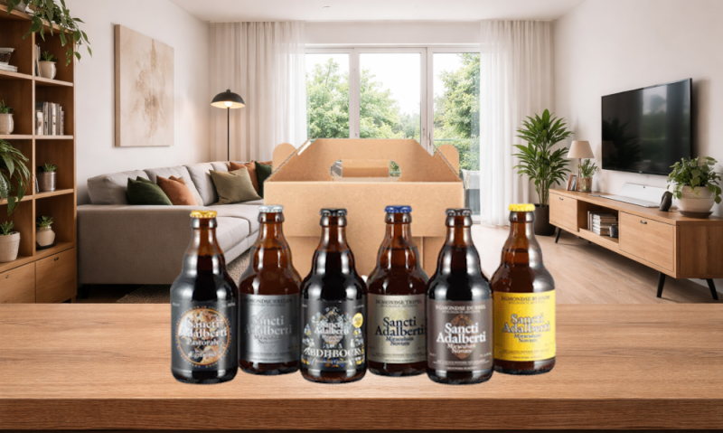 Zes flesjes bier van Brouwerij Egmond met verschillende etiketten op een tafel, met een huiskamer op de achtergrond.