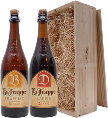 Twee La Trappe bierflessen, Blond en Dubbel, naast een houten kist gevuld met stro.