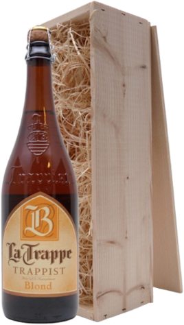 Een fles La Trappe Blond bier voor een houten kist gevuld met stro.