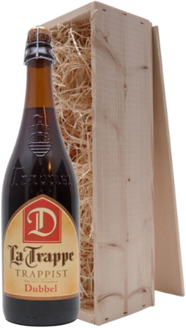 Fles La Trappe Dubbel bier naast open houten kist gevuld met stro.