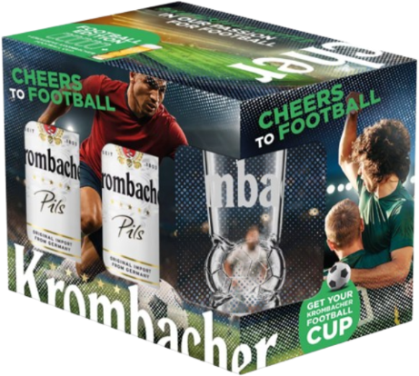 Geschenkverpakking van Krombacher Football Edition met twee bierflesjes en een speciaal voetbalglas, geïllustreerd met voetballers in actie.