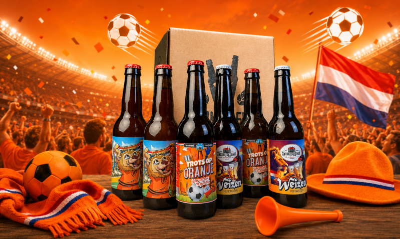 Bierflesjes met oranje thema in een stadion vol juichende fans en Nederlandse vlag.