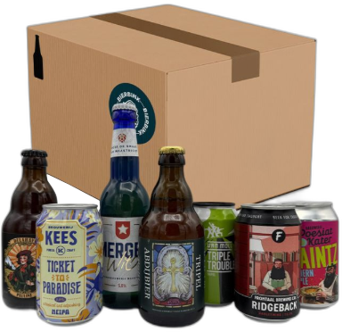 Zes verschillende bierflessen en -blikjes naast een kartonnen doos met een bieretiket sticker.