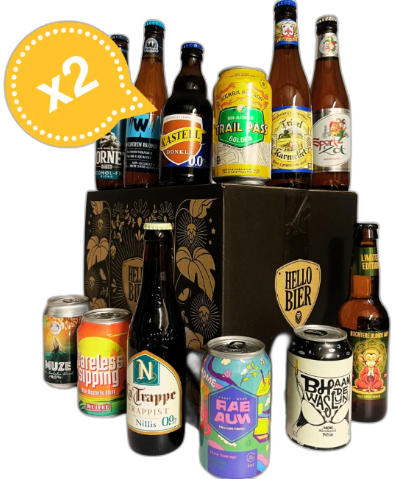 Verschillende flessen en blikjes alcoholvrij bier geordend boven en naast twee zwarte dozen met 'HELLObier' logo's.