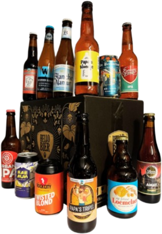 Een verzameling bierflessen en -blikken opgestapeld op een zwarte koeltas van Hellobier.