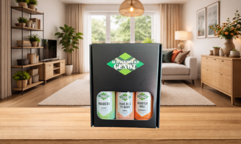 Zwarte Achterhoeks Genot biercadeaudoos met drie blikjes op een houten tafel in een lichte woonkamer.