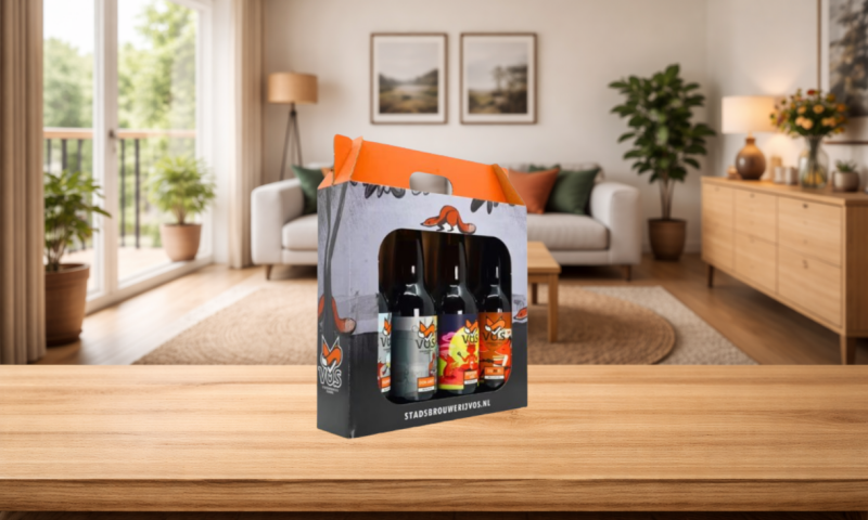 Biercadeau van Stadsbrouwerij Vos met vier flesjes op een houten tafel in een lichte woonkamer.